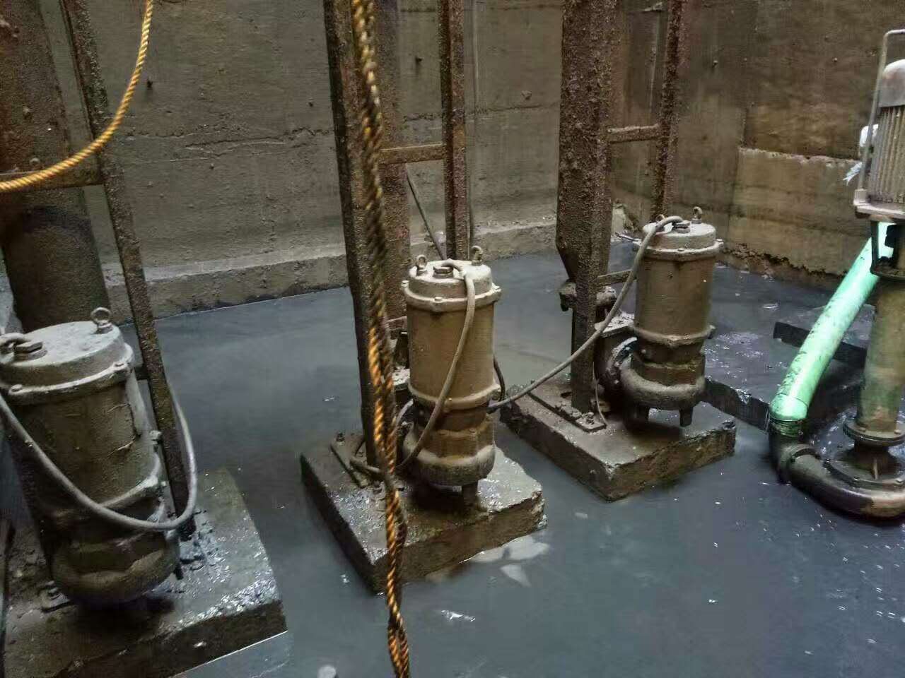 新田污水池清理